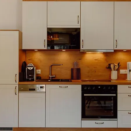 Uncle Jacks Hotel 4*